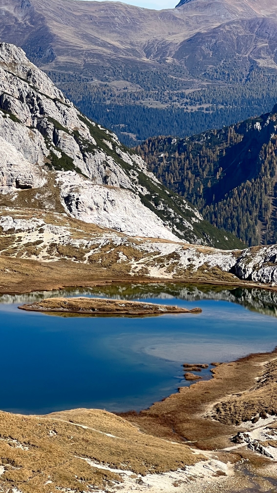 Bergsee bei der Dreizinnenhütte in den Dolomiten im Oktober 2022