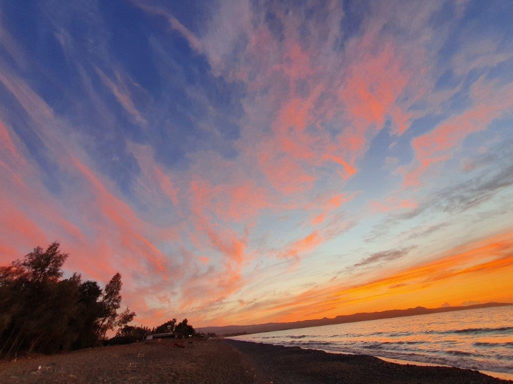 Sonnenuntergang über der Polis Chrysochonos Bay in Zypern im Januar 2021