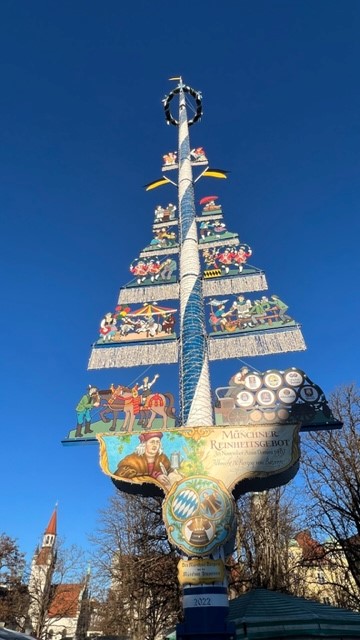 Maibaum mit Reinheitsgebot am Münchner Viktualienmarkt im Januar 2023