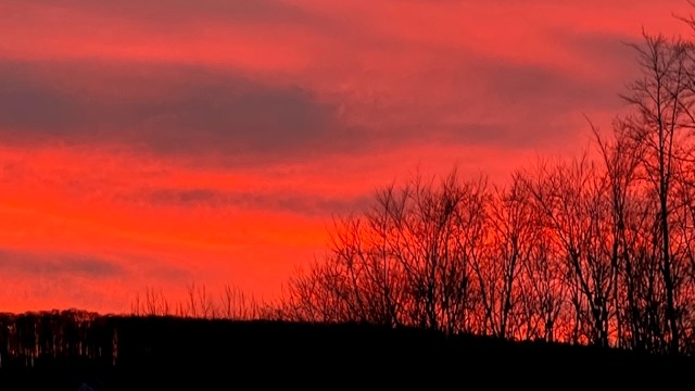 Sonnenuntergang auf der A8 beim Albaufstieg im Dezember 2022