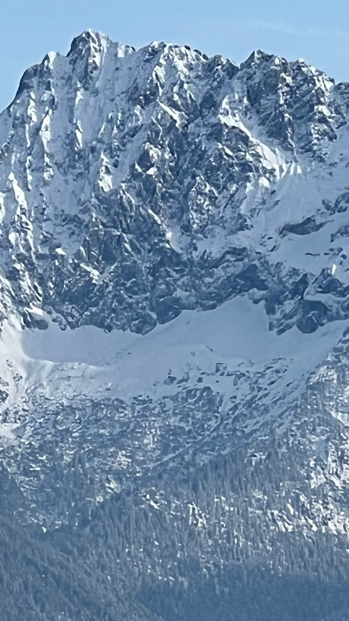 Blick von Wamberg auf die westliche Karwendelspitze im Januar 2023