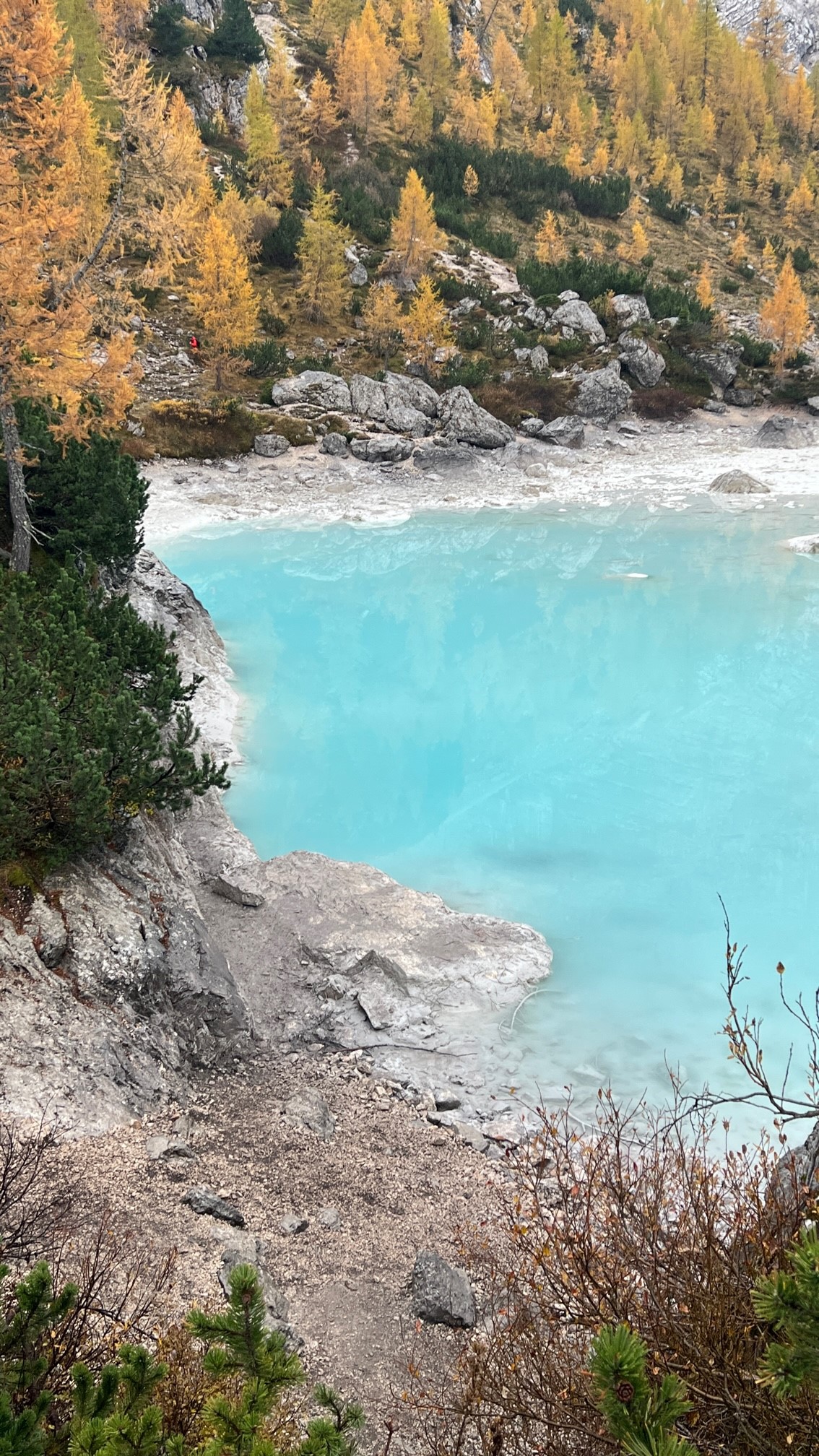 Lago Sorapis in den Dolomiten im Oktober 2022