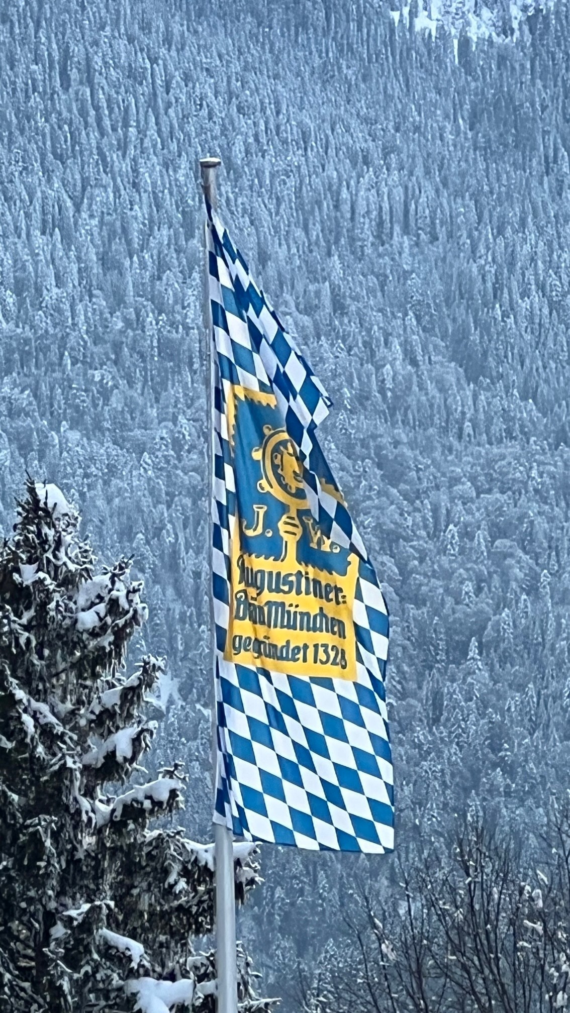 Augustiner Bierfahne beim Eckbauer Bergrestaurant im Januar 2023