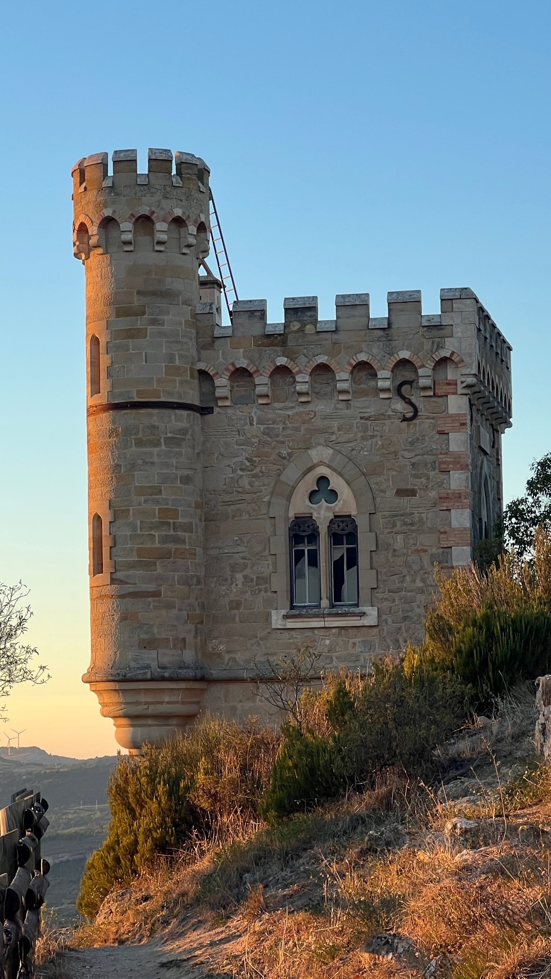 Turm, welcher der Maria Magdalena gewindmet ist in Rennes-les-Chateaux, Okzitanien im Oktober 2023